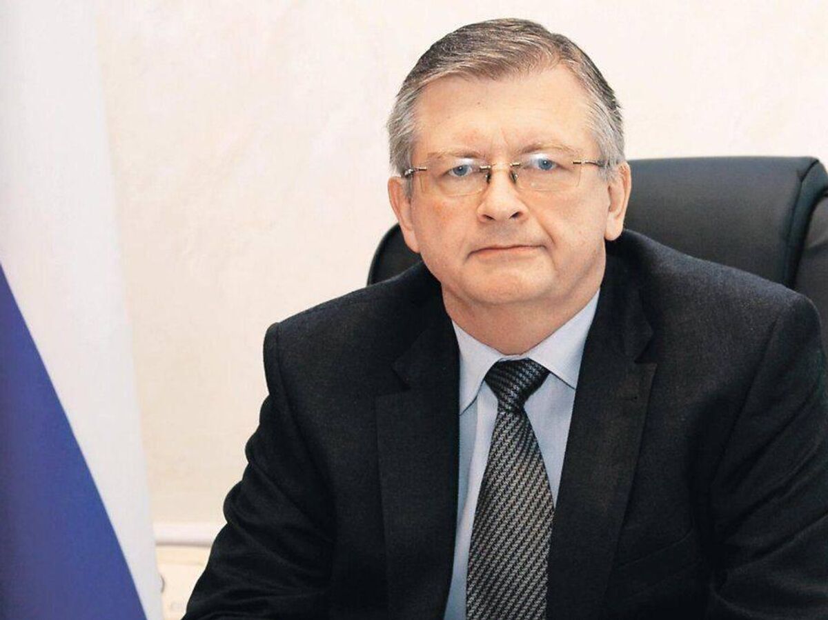 Холм Славин в Братиславе, мемориал, весенние цветы, символ мира