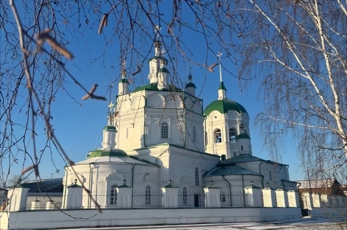 Женщина медитирует на фоне заката, символизируя духовное очищение и прощение