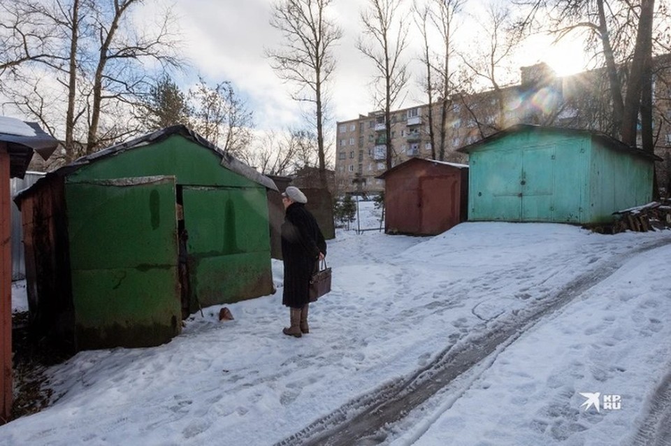 Изображение, символизирующее гаражную амнистию: стопка автомобильных шин и колес рядом с ключами и документами, на фоне стилизованного гаража.