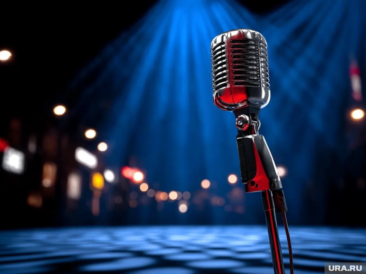 Билли Айлиш держит статуэтку "Грэмми"