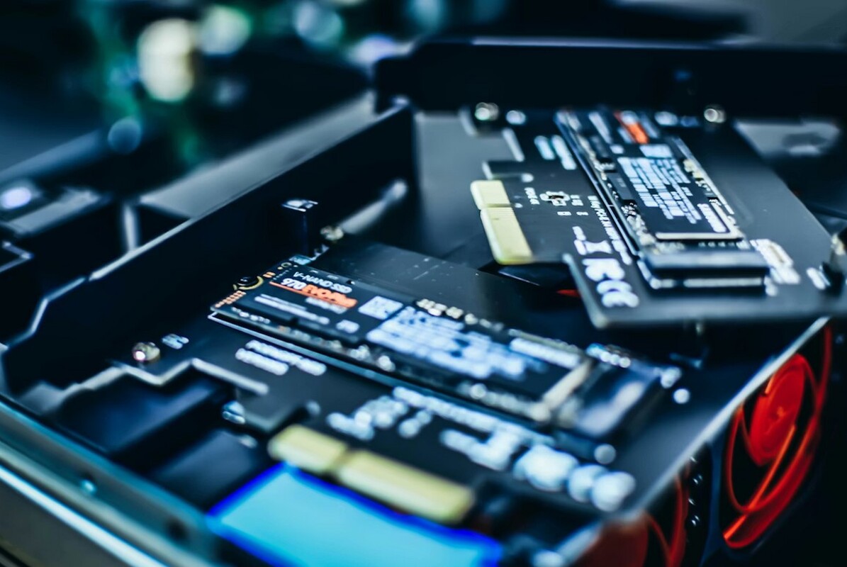 Крупный план старого SSD накопителя с подсветкой, символизирующей возрождение.