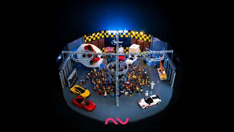Реплика студии Top Gear, созданная из конструктора Lego, с фигурками Джереми Кларксона и пикапа Toyota Hilux.