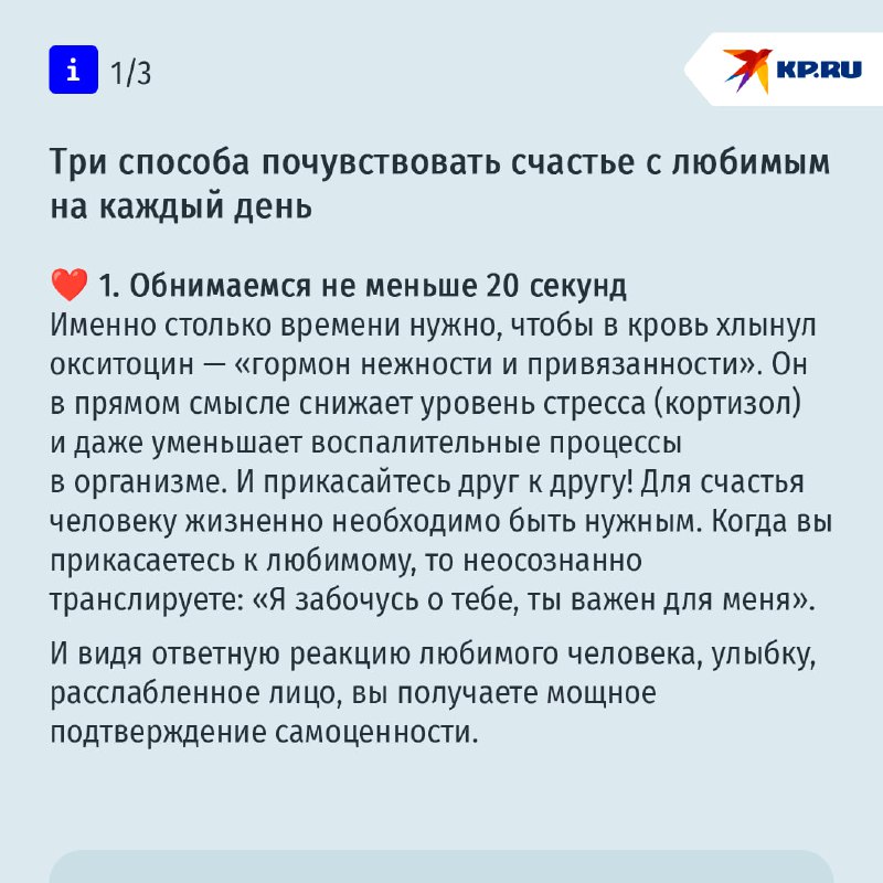 Пара пожилых людей, держащихся за руки и улыбающихся на фоне живописного заката, символизирующая любовь и молодость после 50 лет.