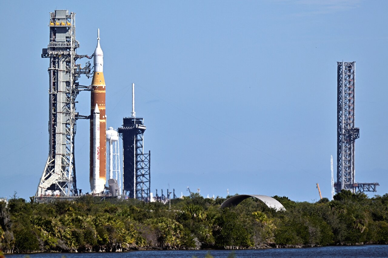 Иллюстрация или художественное представление миссии NASA, связанной с Луной, с элементами водорода и символикой надежды на будущее.