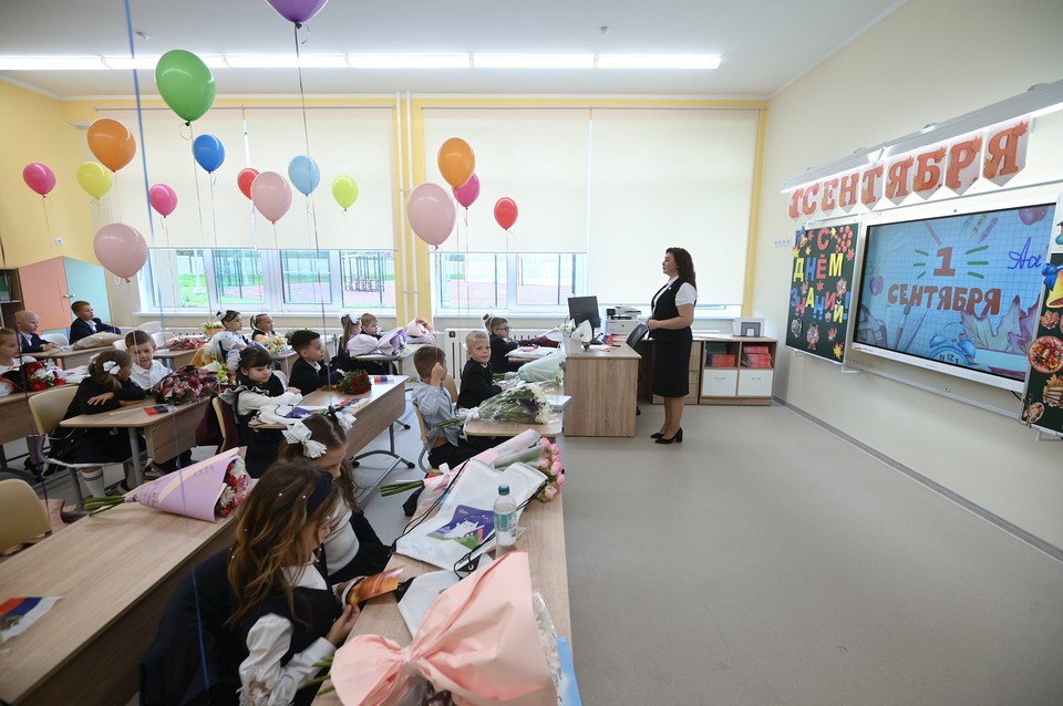 Изображение школьного класса с окнами, через которые падает свет, намекающее на связь с правшами и заговором.