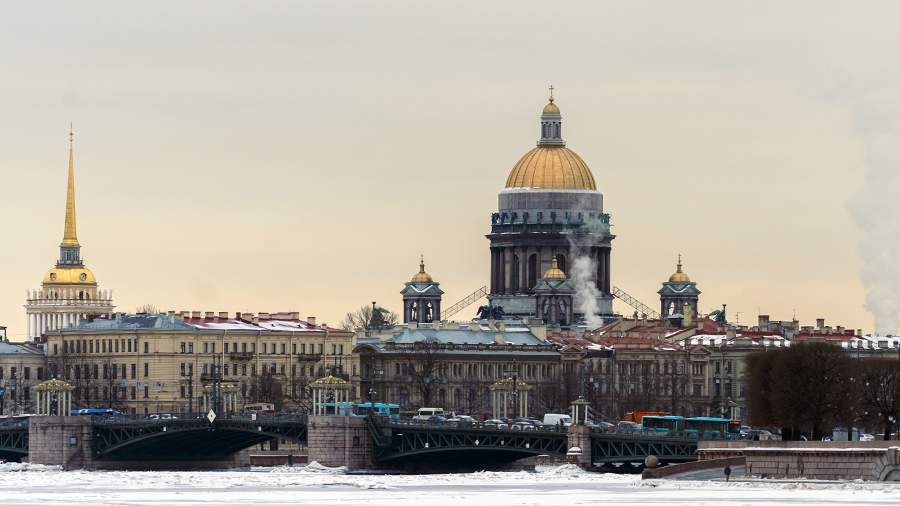 Интерьер трёхуровневого гнезда художника, выставленного на аукцион в Санкт-Петербурге, предположительно принадлежавшего живописцу Николаю II.
