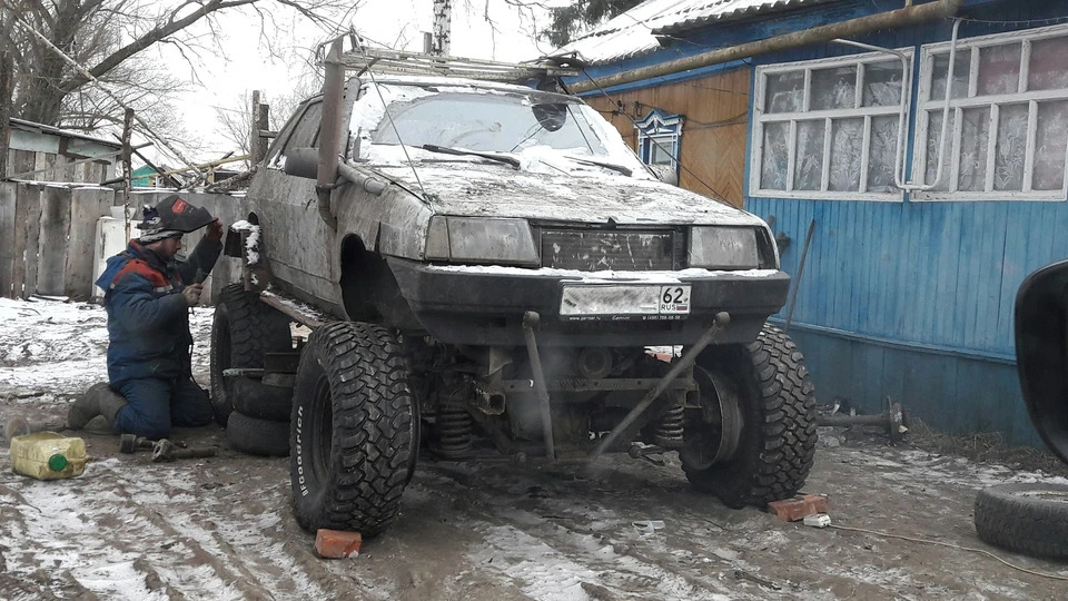 Модифицированный автомобиль ВАЗ-2109 с элементами танка, русский киберпанк