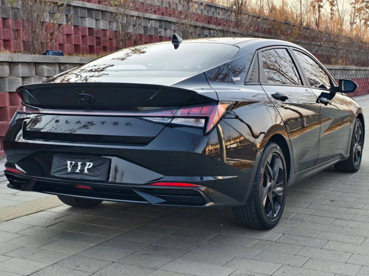 Красный корейский автомобиль на заснеженной дороге в Китае, во время путешествия по Великому Шелковому пути 2.0