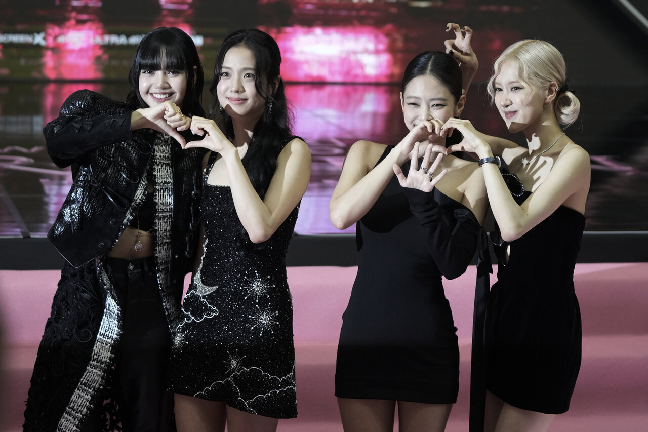 Фотография группы Blackpink, празднующей достижение 100 миллионов подписчиков на YouTube.