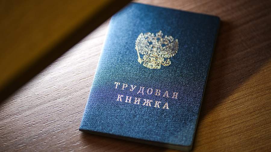 Иллюстрация, символизирующая опыт и ценность зрелых специалистов на рынке труда, с элементами винтажа и биткоина.