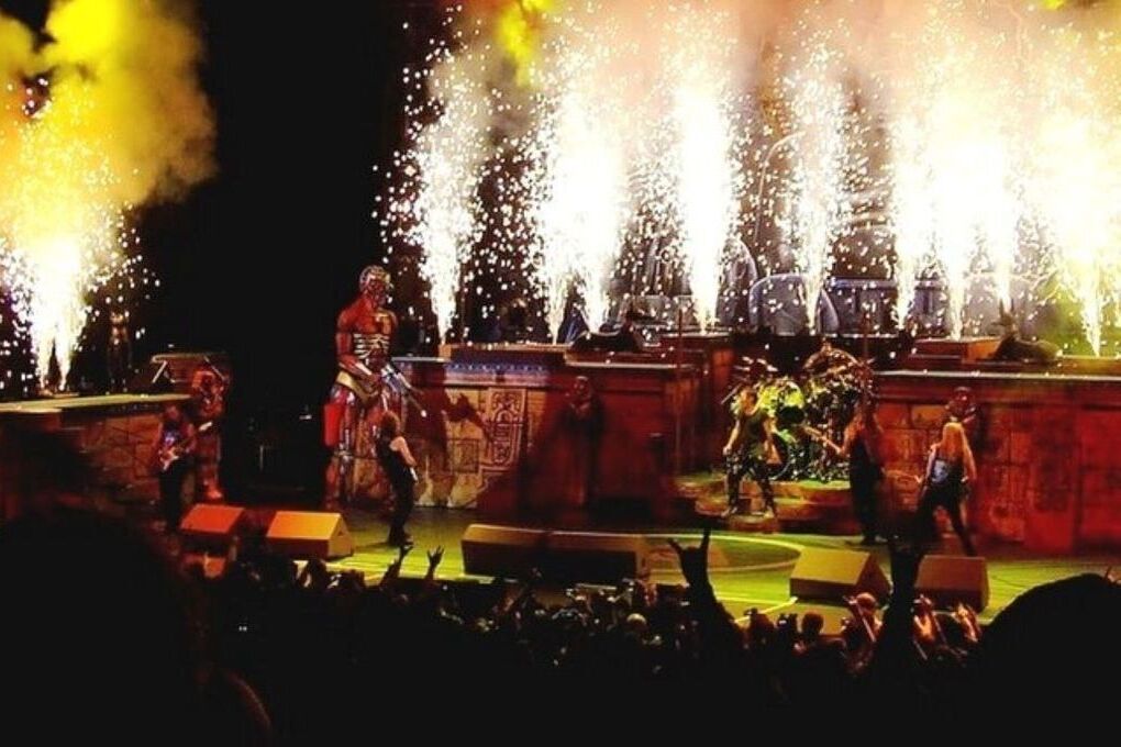 Ульрих и Хавьер Бардем демонстрируют свою любовь к Iron Maiden, тряся головами под музыку.