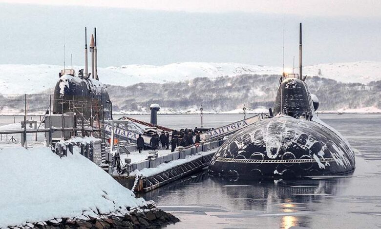 Иллюстрация, изображающая подводные лодки или морские мины, символизирующие 'черные дыры', в контексте морского боя между Китаем и Россией.