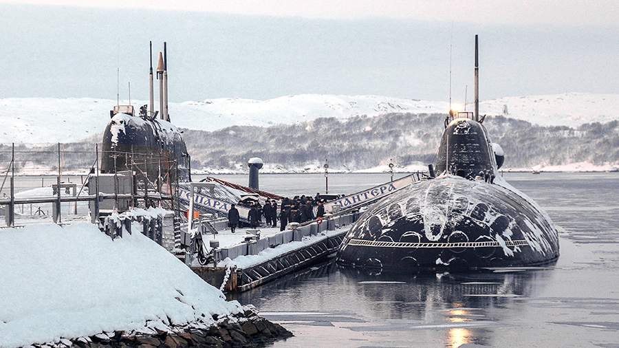 Иллюстрация, изображающая подводные лодки или морские мины, символизирующие 'черные дыры', в контексте морского боя между Китаем и Россией.