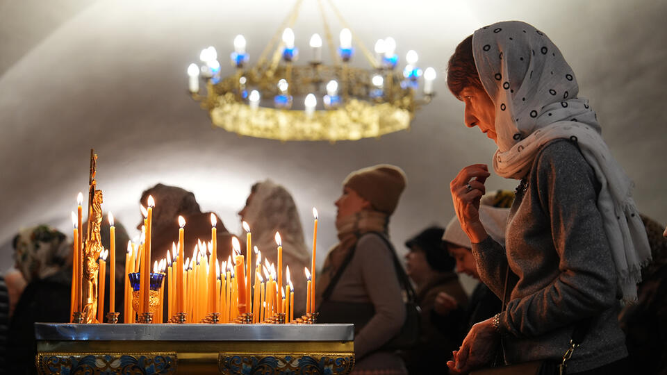 Символическое изображение примирения и прощения, возможно, с элементами, намекающими на нумерологию даты 22.02