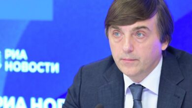 Изображение, символизирующее переход предмета обществознание из 8 класса в старшие классы, с акцентом на новый этап обучения.