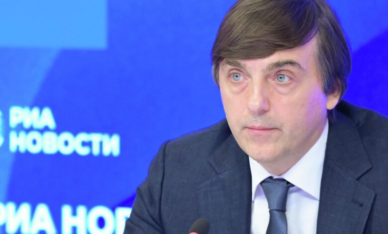 Изображение, символизирующее переход предмета обществознание из 8 класса в старшие классы, с акцентом на новый этап обучения.