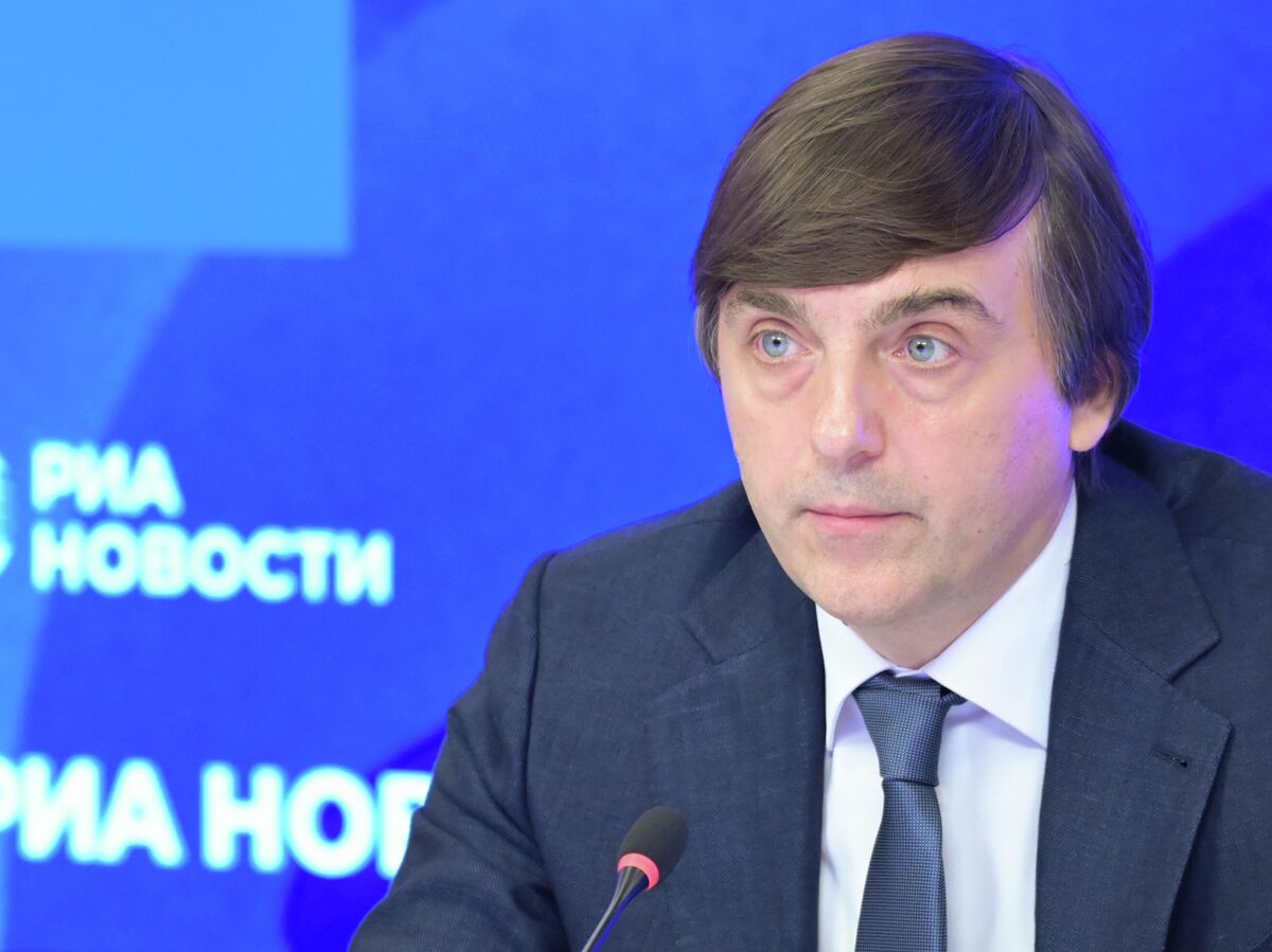 Изображение, символизирующее переход предмета обществознание из 8 класса в старшие классы, с акцентом на новый этап обучения.