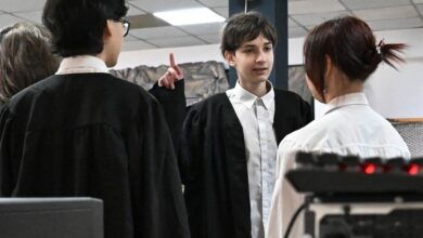 Студент с двумя дипломами и деньгами, символизирующими стипендии