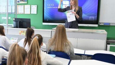 Школьный аттестат и значок волонтера, символизирующие новый предмет «Служение»