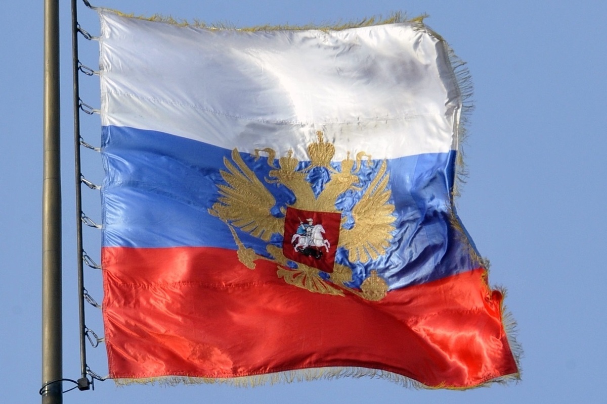 Граница между Россией и Эстонией, пустая дорога, отсутствие очередей, люди, едущие в Россию