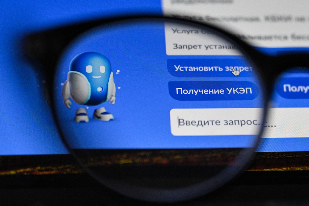 Робот Макс, символизирующий передовые технологии и эффективность, спасает миллионы нервных клеток.