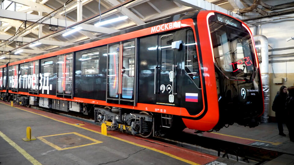 Мрачный поезд метро в стиле киберпанк с неоновыми огнями, движущийся по темному тоннелю. На окнах поезда видны зловещие отражения.
