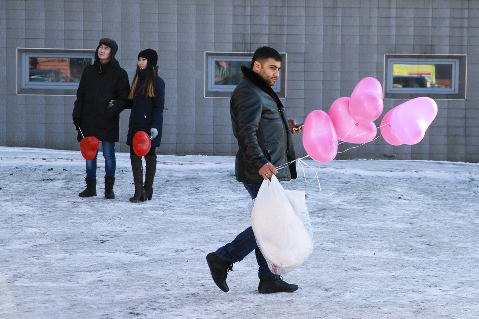 Иллюстрация, символизирующая замену банальных подарков на 14 февраля на более интеллектуальные и эстетичные варианты.