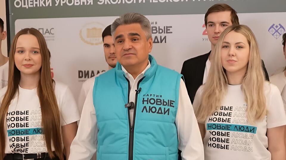 Группа студентов в лесу, собирающая мусор в мешки