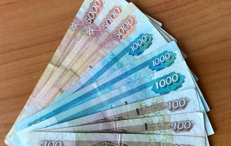 Изображение, символизирующее получение денег от государства, например, рука, держащая купюры, или стилизованный символ материнского капитала.