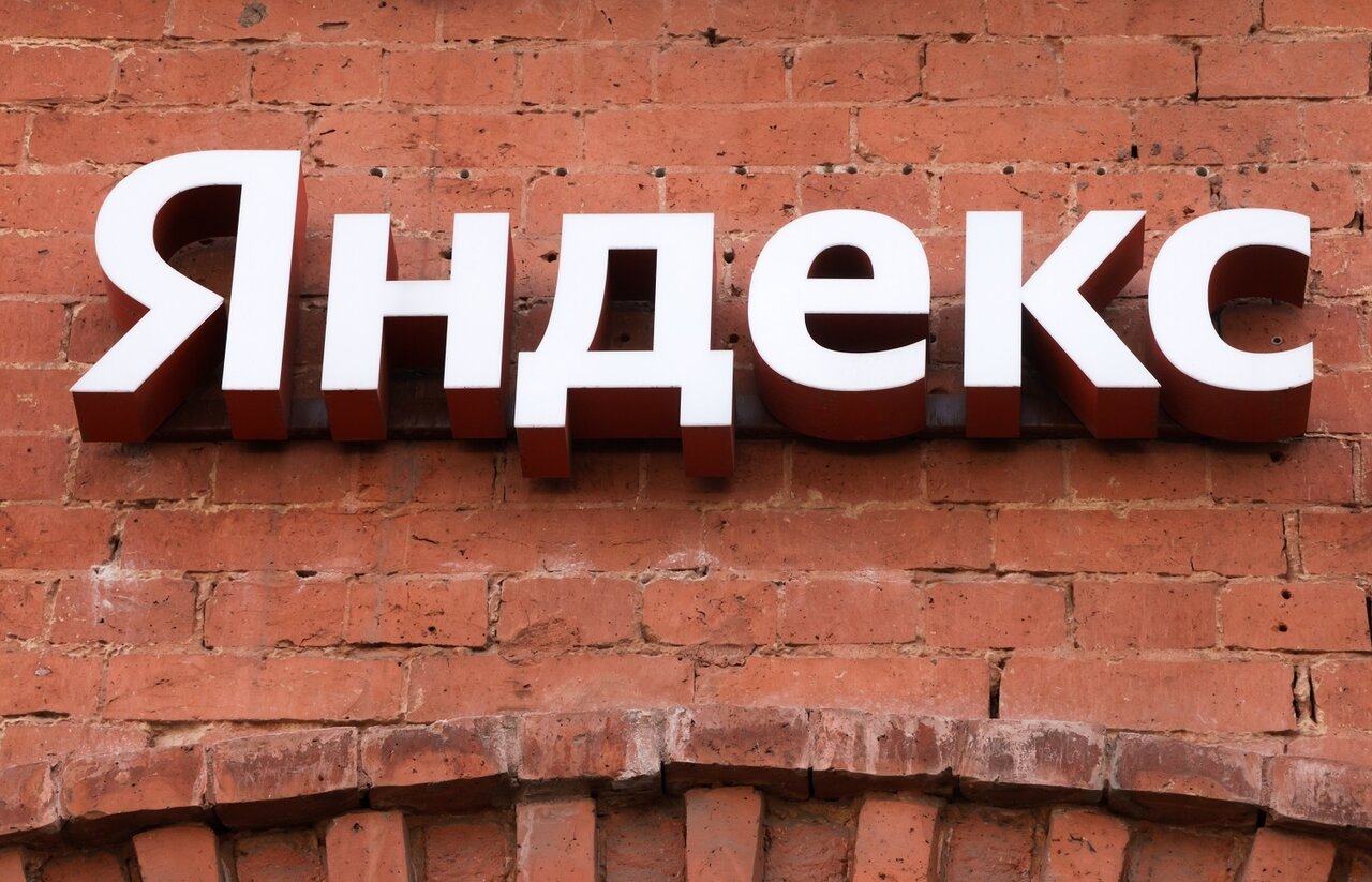 Изображение, символизирующее доминирование Яндекса в цифровой сфере России, с маркетплейсами, показанными как наступающая сила.