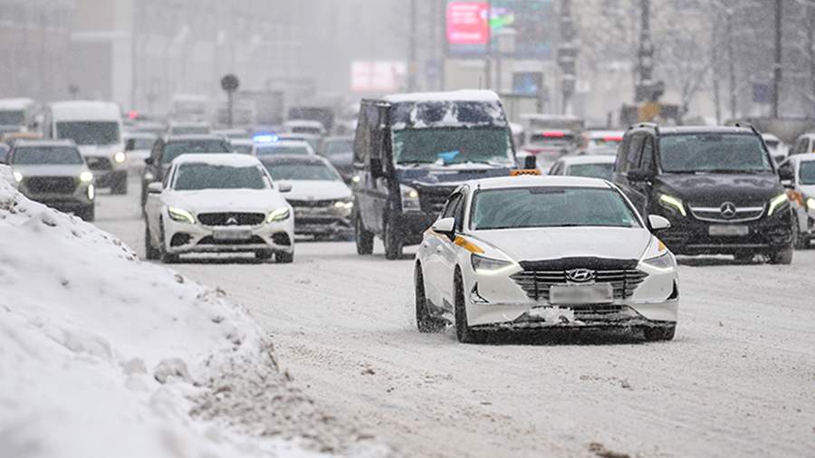 Ночная Москва с высоты птичьего полета, освещенная множеством светофоров, создающих эффект «зеленой волны»