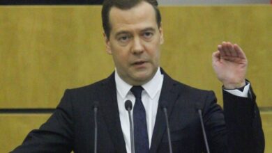 Дмитрий Медведев демонстрирует приготовление блюда, символизирующего европейскую дипломатию.