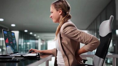 Эргономичное офисное кресло, разработанное для поддержки спины и комфортной работы