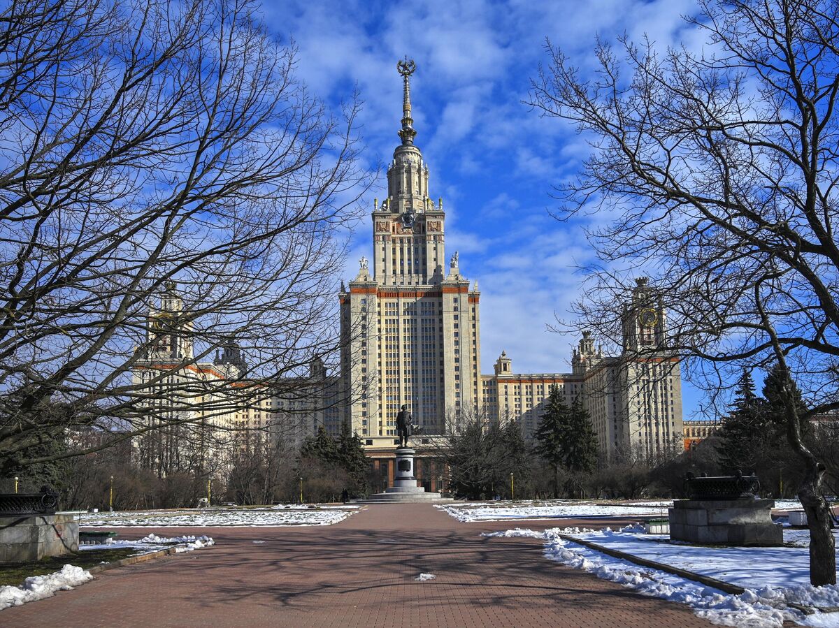 Группа индонезийских студентов на фоне российского университета, с элементами тропической и русской культуры.