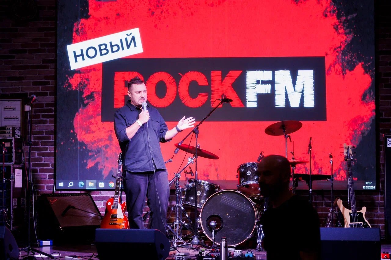 Логотип ROCK FM на фоне стилизованных дверей метро с надписью «Осторожно, двери закрываются, следующая станция — «Ностальгия»