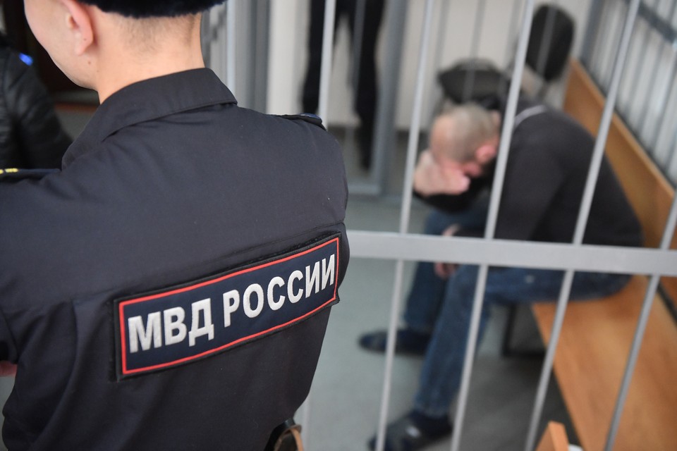 Фотография, иллюстрирующая конфликт или спор, связанный с едой (пельменями) и алкоголем (водкой) в Санкт-Петербурге, названный «Голодные игры по-питерски».