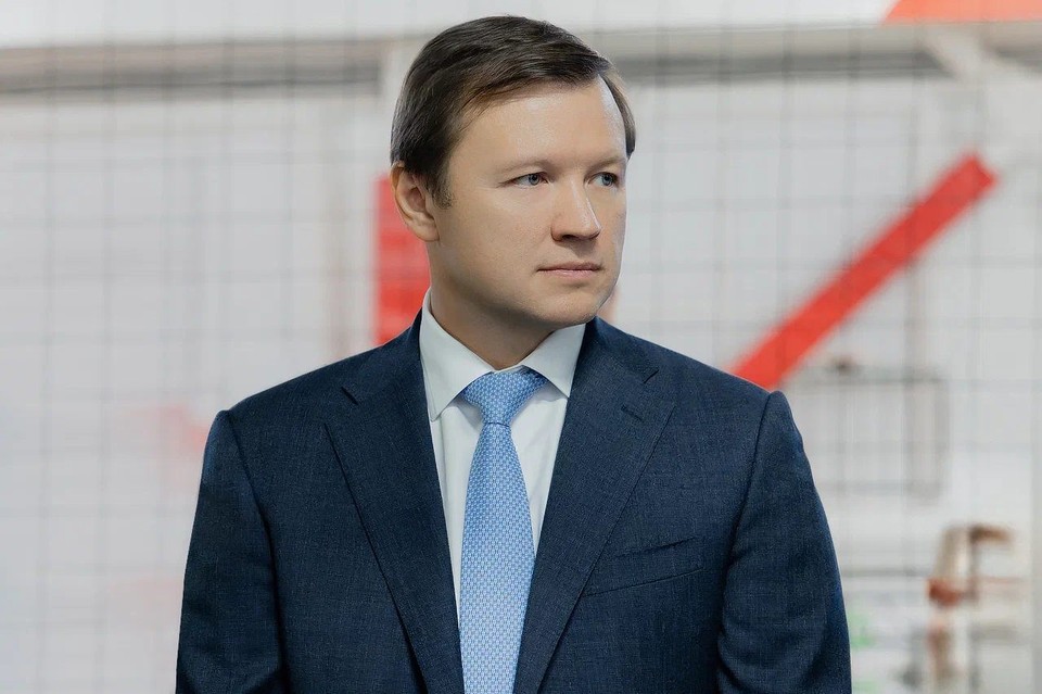 Счастливые новоселы на фоне нового дома в Южном Бутове после реновации