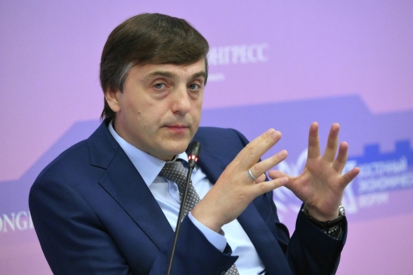 Ученики восьмого класса отдыхают от уроков обществознания, готовясь к переходу в 9 класс