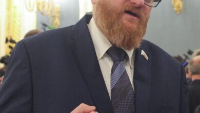 Виталий Милонов, депутат Госдумы, выступает против проведения гендерных вечеринок, сравнивая их с бесовщиной.