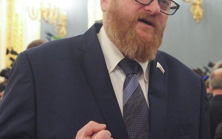 Виталий Милонов, депутат Госдумы, выступает против проведения гендерных вечеринок, сравнивая их с бесовщиной.