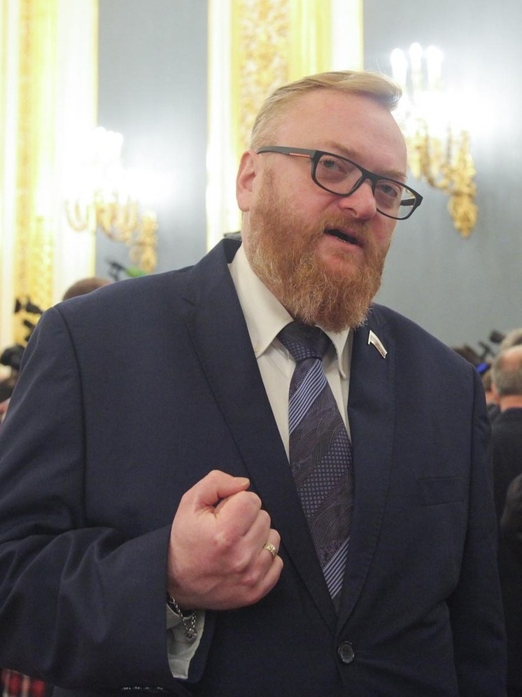 Виталий Милонов, депутат Госдумы, выступает против проведения гендерных вечеринок, сравнивая их с бесовщиной.