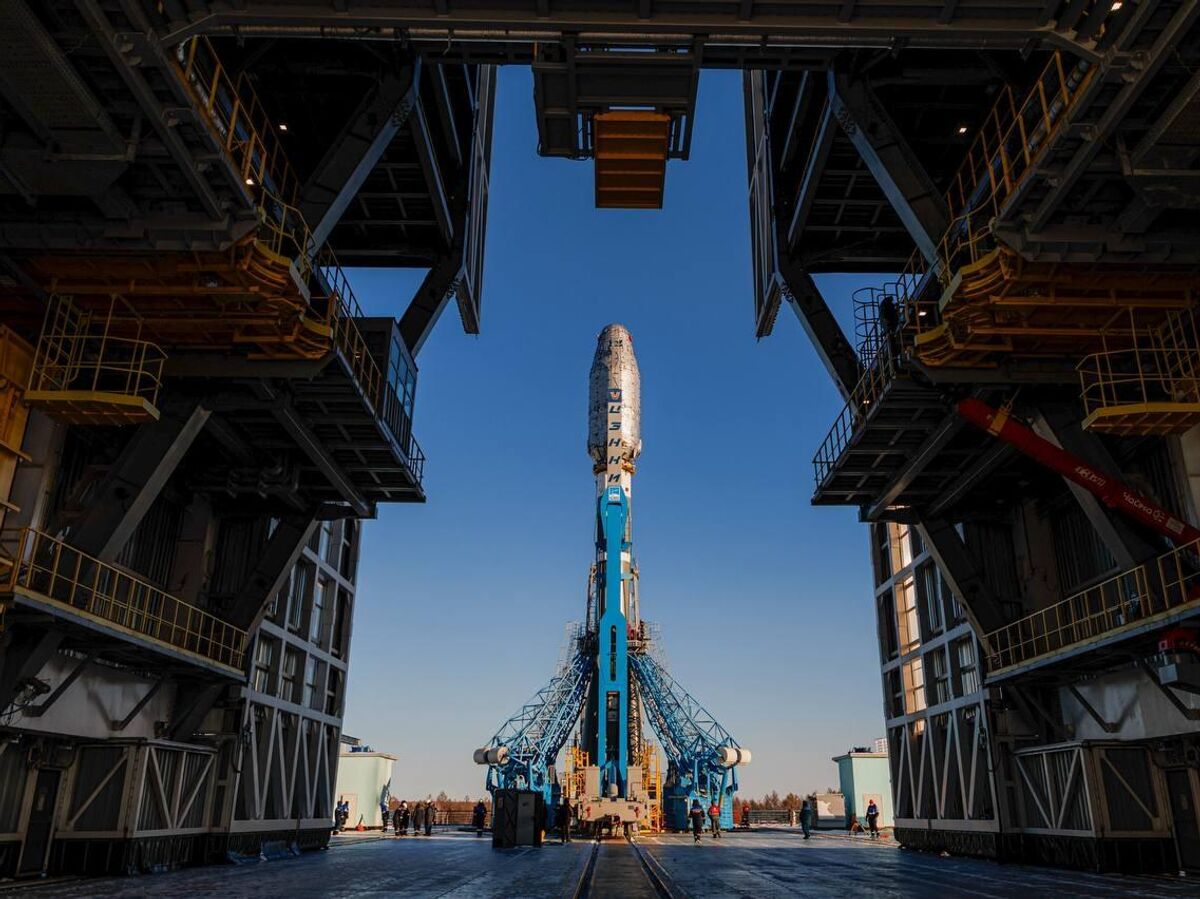 Ракета-носитель «Союз-2.1а» вертикально установлена на стартовом комплексе космодрома Байконур, готовясь к запуску.