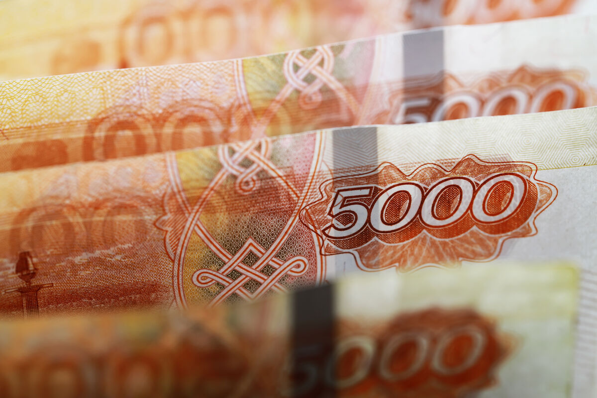 Изображение, иллюстрирующее ловушку желтых ценников: рядом с продуктами с желтыми ценниками (акция) лежит просроченный товар и большая упаковка, символизирующая ненужные траты.