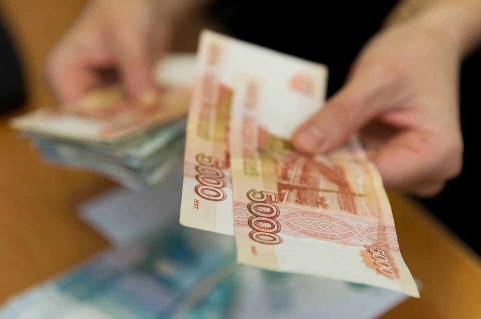 Изображение лампочки с ценником со скидкой, символизирующее экономию на коммунальных платежах