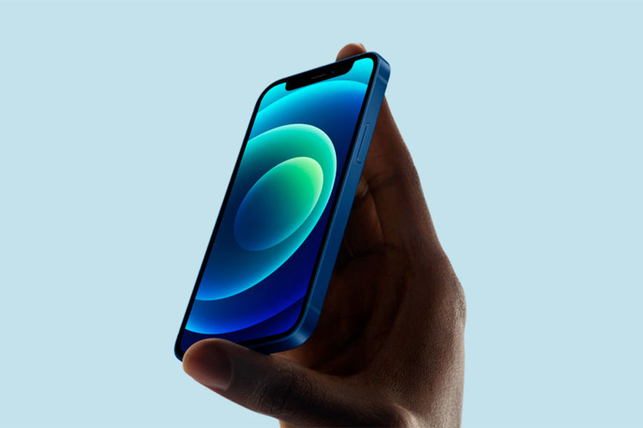 Сравнение iPhone 12 mini и iPhone 8, демонстрирующее производительность и долговечность