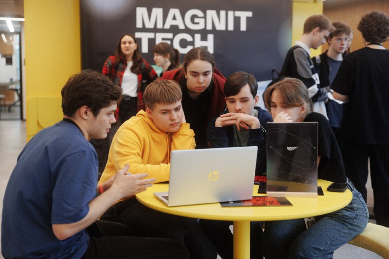 Иллюстрация, символизирующая IT-разработку в компании «Магнит», с элементами кода, кассы и потоков данных.