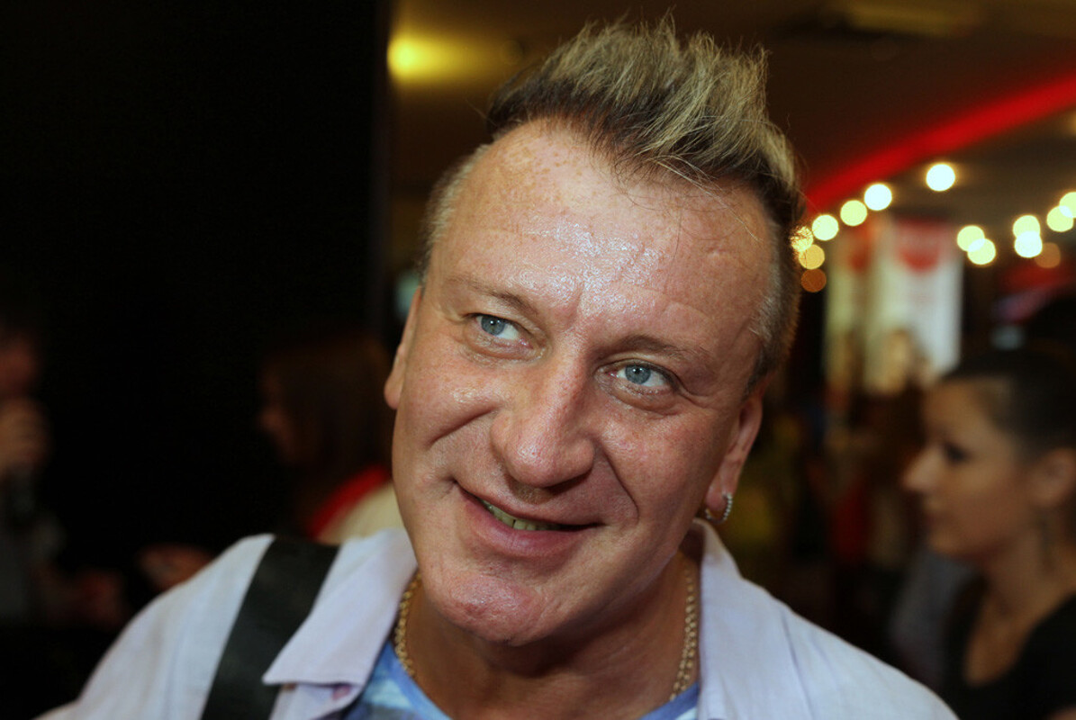 Сергей Пенкин и Андрей Брежнев с метлами на фоне московской улицы