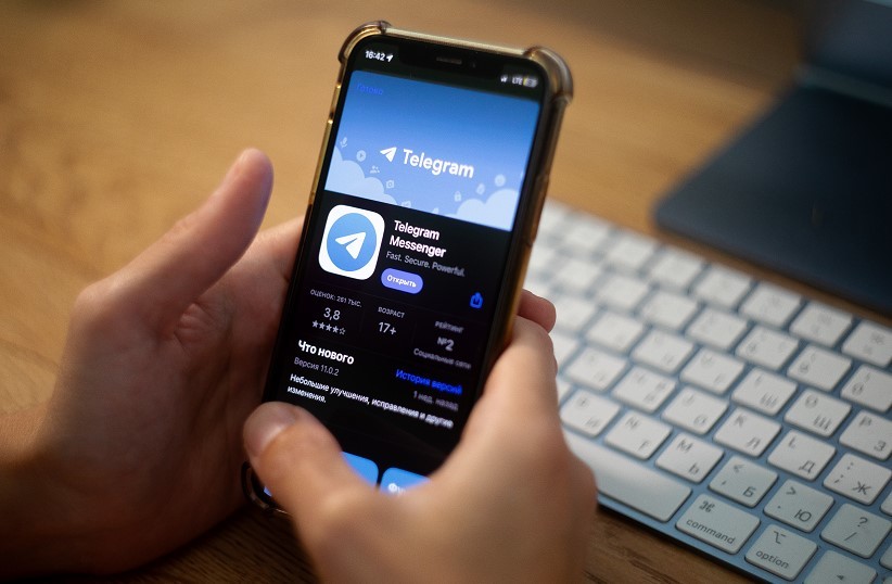 Иллюстрация, символизирующая доминирование Telegram (бумажный самолетик) над WhatsApp (зеленый гигант) на российском рынке мессенджеров.