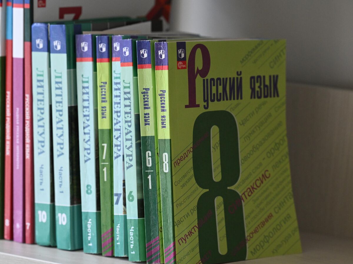 Группа эквадорцев, увлеченно изучающих русский язык, на фоне экваториальных пейзажей.