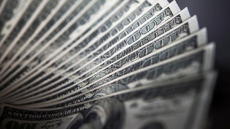 Портрет молодой индианки, смотрящей с достоинством, на фоне скромного дома
